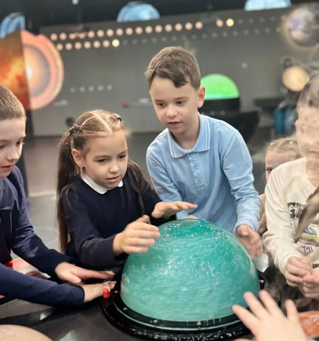 Дети за учебным процессом